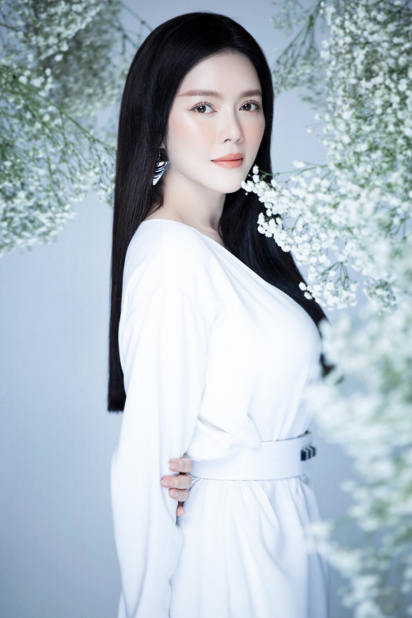 Lý Nhã Kỳ diện váy hai dây, chứng minh sắc vóc đẹp 'bất chấp tuổi tác' - Ảnh 7 Lý Nhã Kỳ diện váy hai dây, chứng minh sắc vóc đẹp 'bất chấp tuổi tác' - Ảnh 7