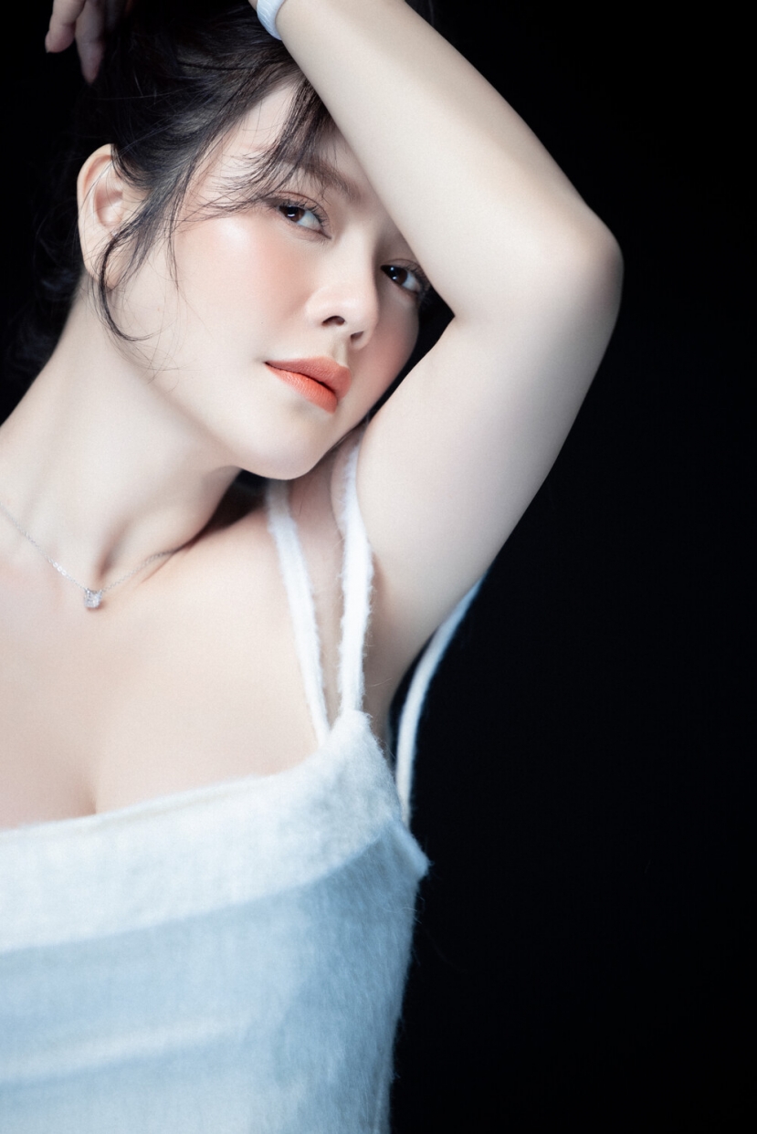 Lý Nhã Kỳ diện váy hai dây, chứng minh sắc vóc đẹp 'bất chấp tuổi tác' - Ảnh 3 Lý Nhã Kỳ diện váy hai dây, chứng minh sắc vóc đẹp 'bất chấp tuổi tác' - Ảnh 3