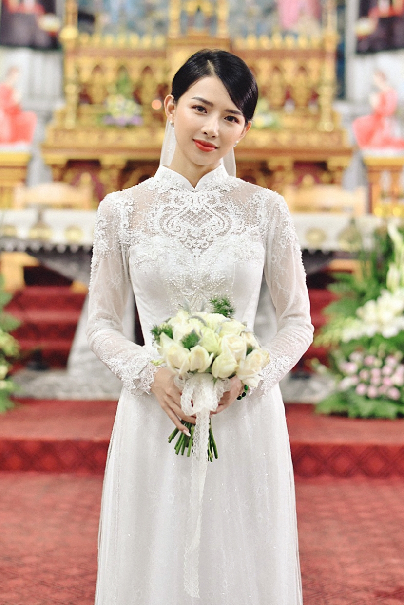 Chiếc áo dài cưới 'trong mơ' của vợ Phan Mạnh Quỳnh: Đính kết 8000 viên đá swarovski, thiết kế từ ren hoa 3D Pháp - Ảnh 5 Chiếc áo dài cưới 'trong mơ' của vợ Phan Mạnh Quỳnh: Đính kết 8000 viên đá swarovski, thiết kế từ ren hoa 3D Pháp - Ảnh 5
