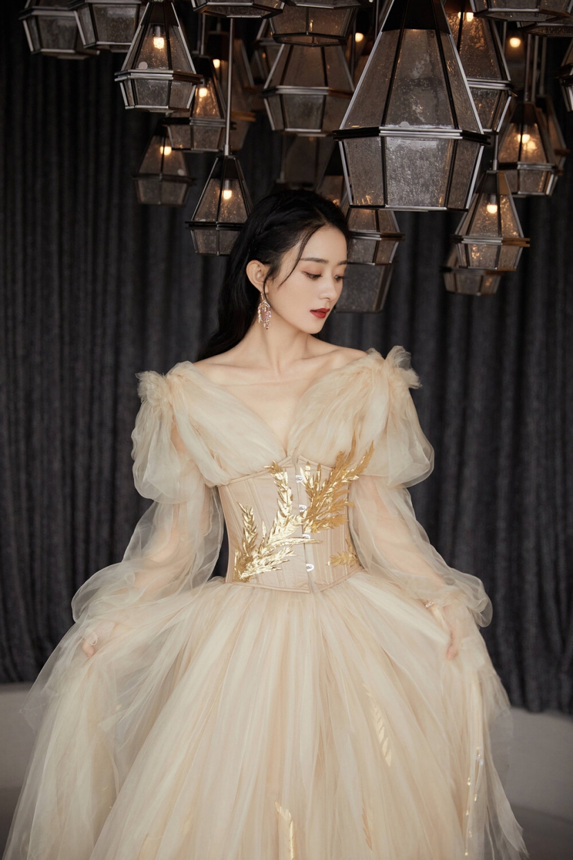 Diện váy ngắn dòng Haute Couture dự sự kiện, Triệu Lệ Dĩnh 'gây sốt' với viasual đỉnh của chóp - Ảnh 7 Diện váy ngắn dòng Haute Couture dự sự kiện, Triệu Lệ Dĩnh 'gây sốt' với viasual đỉnh của chóp - Ảnh 7