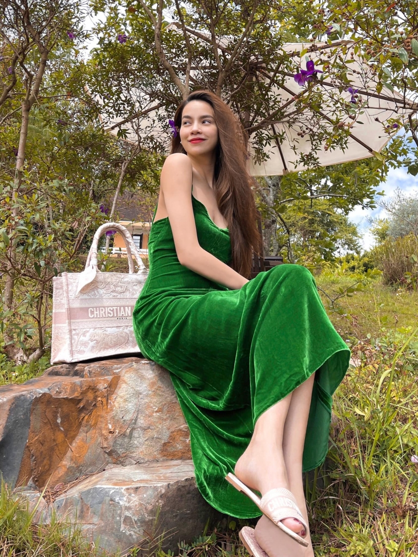 Thời trao sao Việt tuần qua: Ngọc Trinh hóa 'gái ngoan', Thanh Hằng sang chảnh với váy áo vải tweed - Ảnh 3 Thời trao sao Việt tuần qua: Ngọc Trinh hóa 'gái ngoan', Thanh Hằng sang chảnh với váy áo vải tweed - Ảnh 3