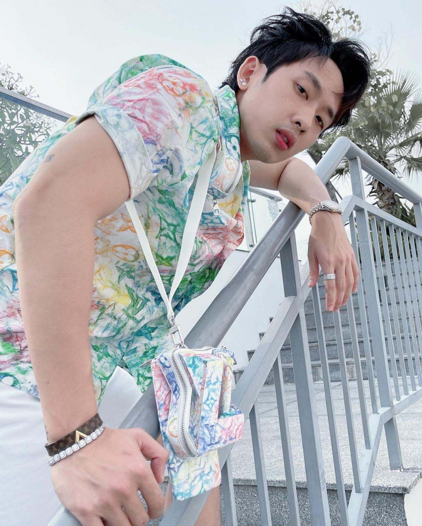 Sao nam tuần qua mặc gì: Decao hóa quý ông lịch lãm, Tuấn Trần đắm chìm trong sắc màu lãng du - Ảnh 4 Sao nam tuần qua mặc gì: Decao hóa quý ông lịch lãm, Tuấn Trần đắm chìm trong sắc màu lãng du - Ảnh 4