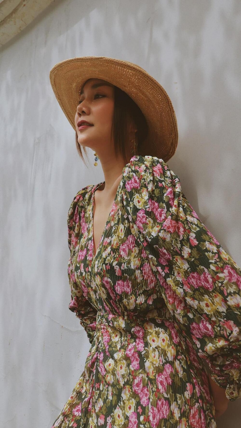 Thanh Hằng lan tỏa hương sắc ngày hè qua những bộ váy hoa, nàng copy ngay, khỏi cần nghĩ 30/4 mặc gì - Ảnh 9 Thanh Hằng lan tỏa hương sắc ngày hè qua những bộ váy hoa, nàng copy ngay, khỏi cần nghĩ 30/4 mặc gì - Ảnh 9