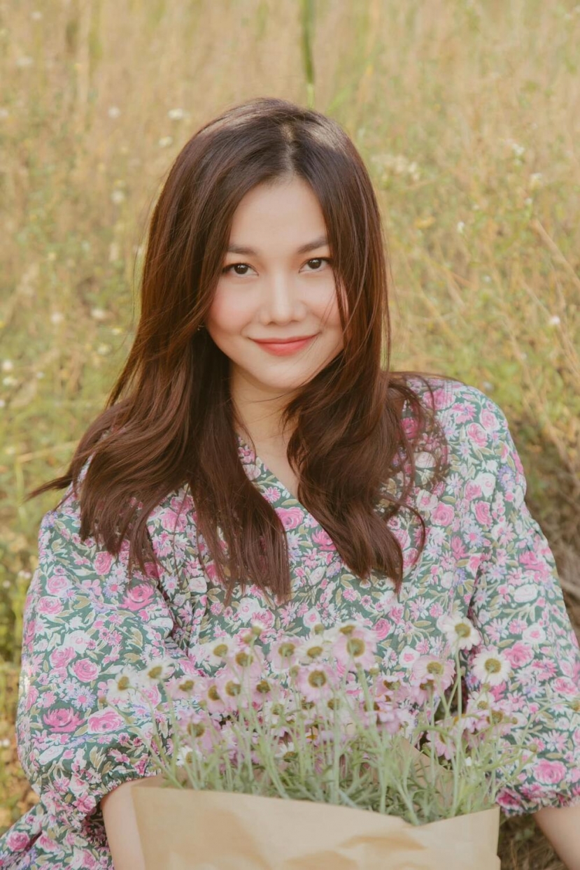 Thanh Hằng lan tỏa hương sắc ngày hè qua những bộ váy hoa, nàng copy ngay, khỏi cần nghĩ 30/4 mặc gì - Ảnh 8 Thanh Hằng lan tỏa hương sắc ngày hè qua những bộ váy hoa, nàng copy ngay, khỏi cần nghĩ 30/4 mặc gì - Ảnh 8