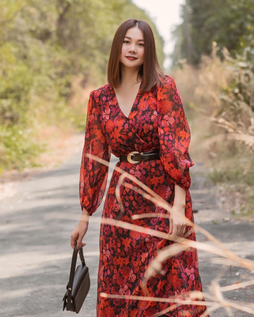 Thanh Hằng lan tỏa hương sắc ngày hè qua những bộ váy hoa, nàng copy ngay, khỏi cần nghĩ 30/4 mặc gì - Ảnh 3 Thanh Hằng lan tỏa hương sắc ngày hè qua những bộ váy hoa, nàng copy ngay, khỏi cần nghĩ 30/4 mặc gì - Ảnh 3
