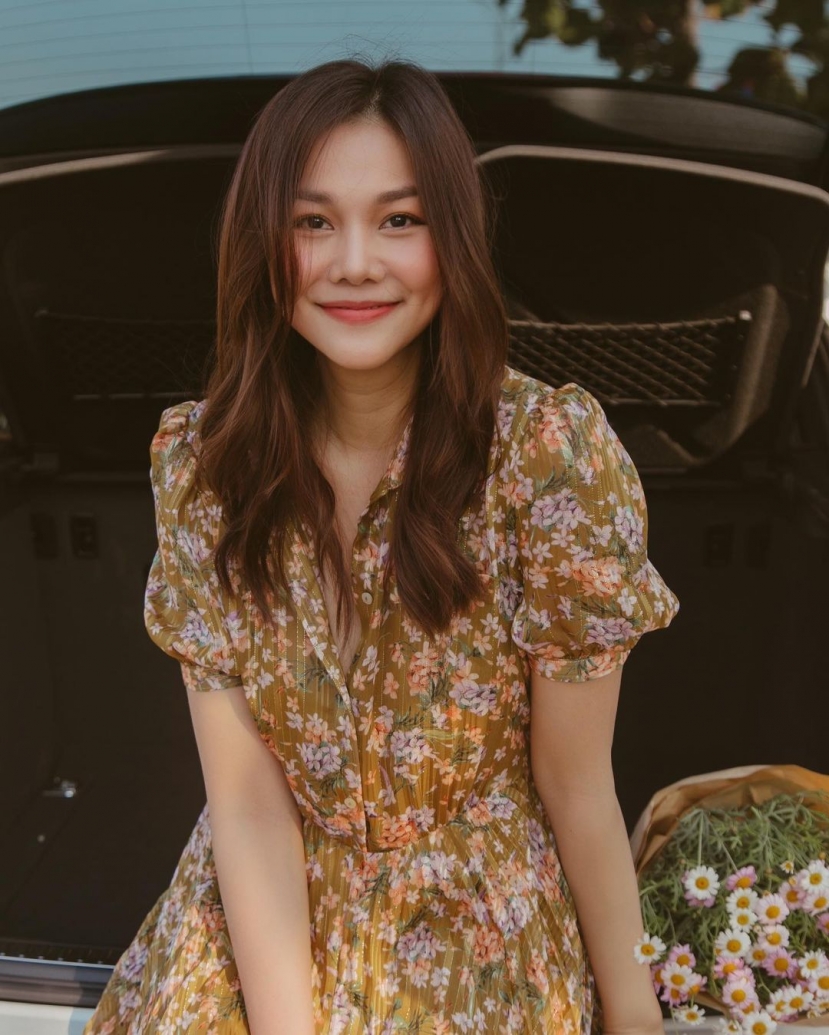 Thanh Hằng lan tỏa hương sắc ngày hè qua những bộ váy hoa, nàng copy ngay, khỏi cần nghĩ 30/4 mặc gì - Ảnh 5 Thanh Hằng lan tỏa hương sắc ngày hè qua những bộ váy hoa, nàng copy ngay, khỏi cần nghĩ 30/4 mặc gì - Ảnh 5