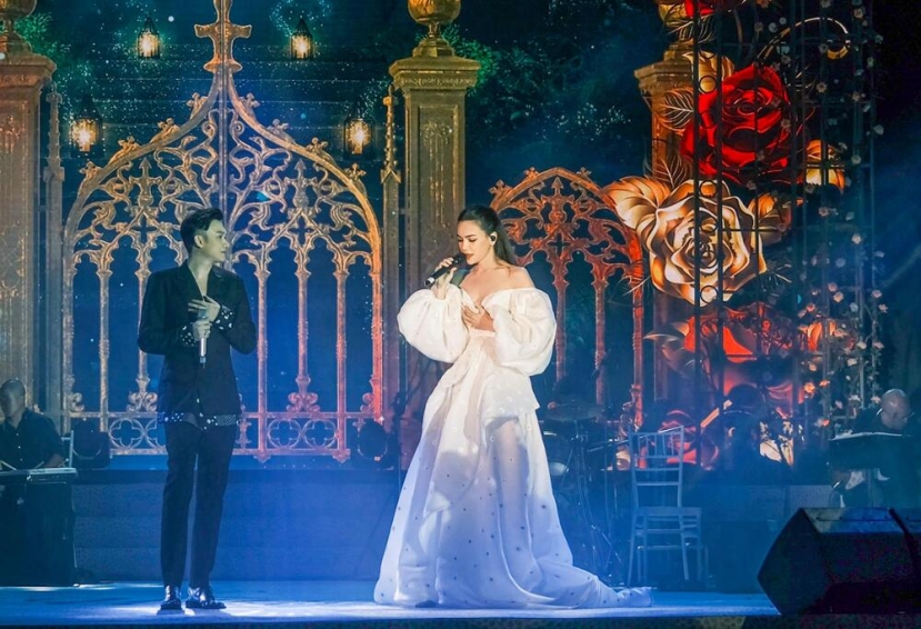 Hà Hồ diện váy trễ nải, rạng rỡ tựa nàng công chúa bước ra từ truyện cổ tích - Ảnh 4 Hà Hồ diện váy trễ nải, rạng rỡ tựa nàng công chúa bước ra từ truyện cổ tích - Ảnh 4