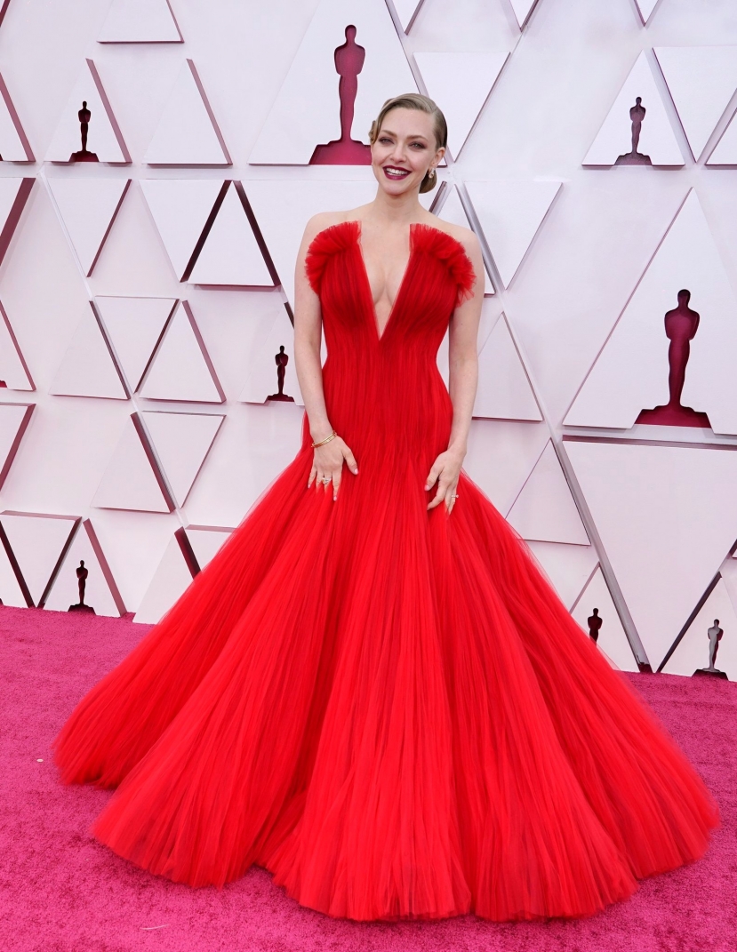 Thời trang siêu thảm đỏ Oscar 2021: Youn Yuh Jung sang trọng lấn át hậu bối, công chúa Disney bung lụa hết cỡ - Ảnh 5 Thời trang siêu thảm đỏ Oscar 2021: Youn Yuh Jung sang trọng lấn át hậu bối, công chúa Disney bung lụa hết cỡ - Ảnh 5