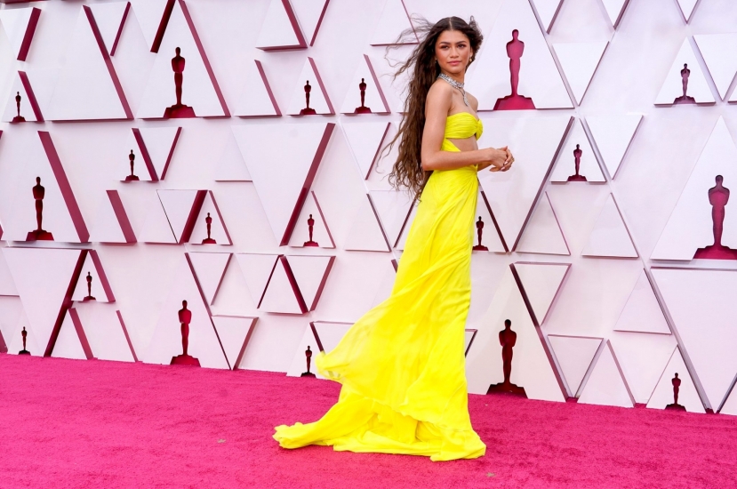 Thời trang siêu thảm đỏ Oscar 2021: Youn Yuh Jung sang trọng lấn át hậu bối, công chúa Disney bung lụa hết cỡ - Ảnh 3 Thời trang siêu thảm đỏ Oscar 2021: Youn Yuh Jung sang trọng lấn át hậu bối, công chúa Disney bung lụa hết cỡ - Ảnh 3