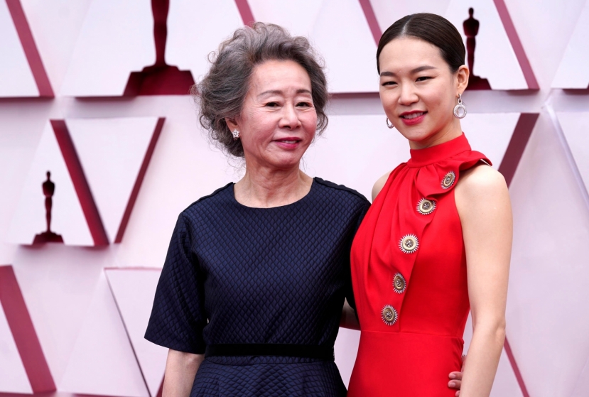Thời trang siêu thảm đỏ Oscar 2021: Youn Yuh Jung sang trọng lấn át hậu bối, công chúa Disney bung lụa hết cỡ - Ảnh 2 Thời trang siêu thảm đỏ Oscar 2021: Youn Yuh Jung sang trọng lấn át hậu bối, công chúa Disney bung lụa hết cỡ - Ảnh 2