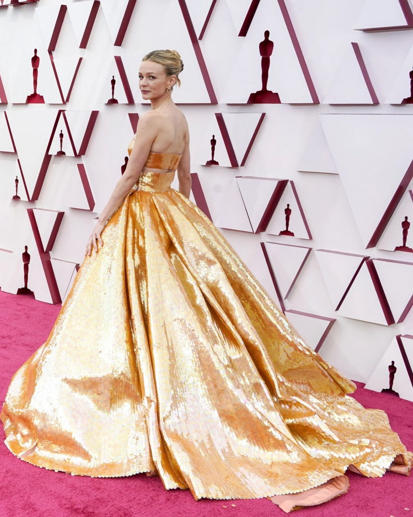 Thời trang siêu thảm đỏ Oscar 2021: Youn Yuh Jung sang trọng lấn át hậu bối, công chúa Disney bung lụa hết cỡ - Ảnh 8 Thời trang siêu thảm đỏ Oscar 2021: Youn Yuh Jung sang trọng lấn át hậu bối, công chúa Disney bung lụa hết cỡ - Ảnh 8