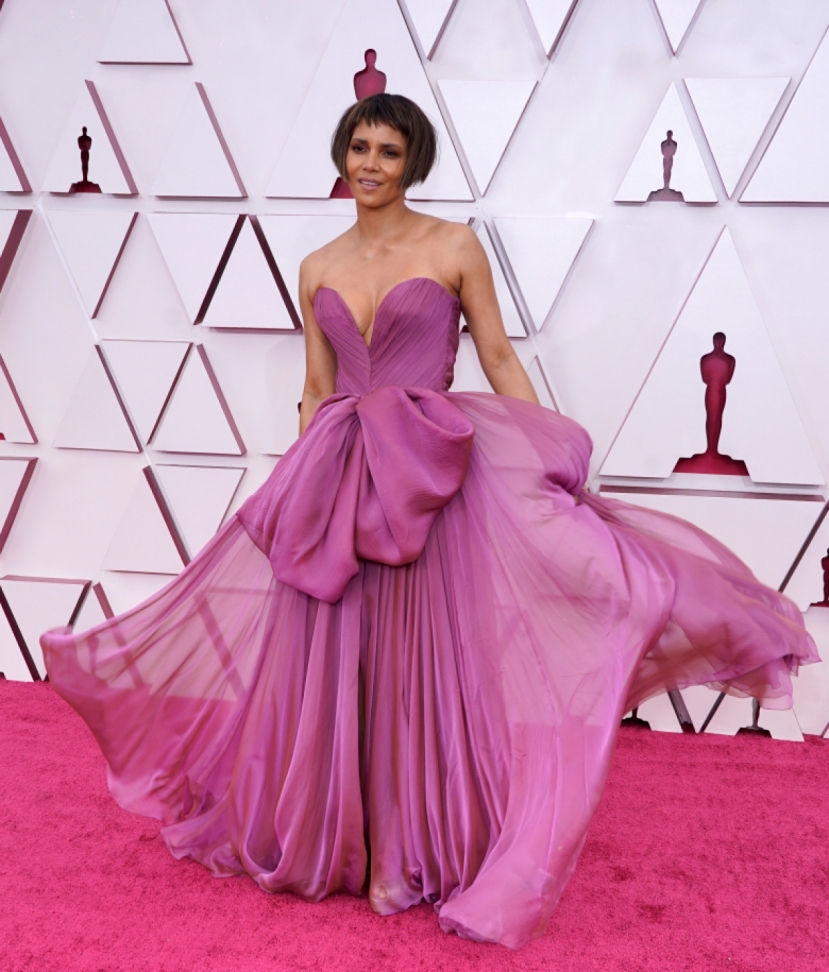Kiểu tóc 'gặm nhấm' của Halle Berry tại thảm đỏ Oscar 2021 bị dân tình chế ảnh đầy hài hước. - Ảnh 2 Kiểu tóc 'gặm nhấm' của Halle Berry tại thảm đỏ Oscar 2021 bị dân tình chế ảnh đầy hài hước. - Ảnh 2