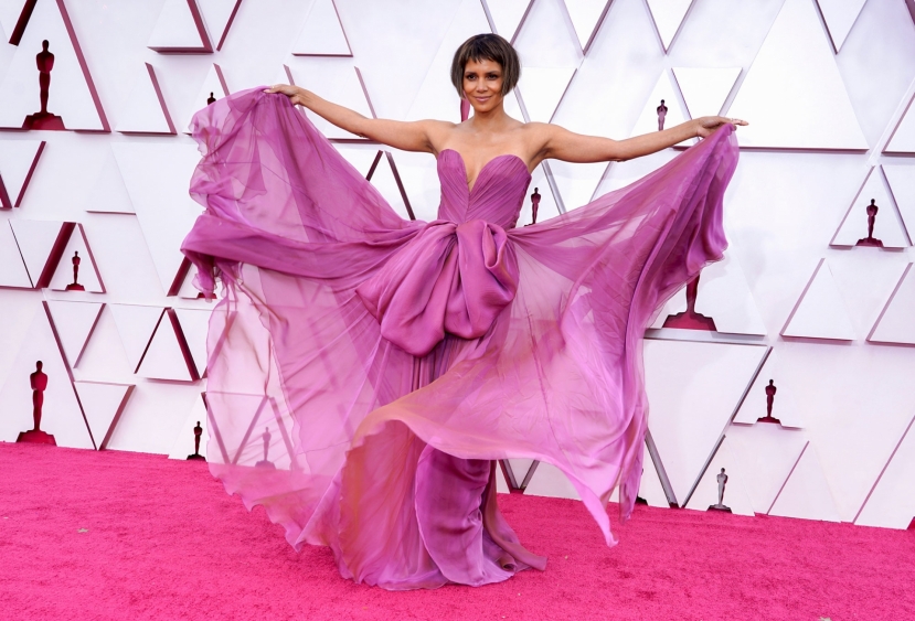 Halle Berry xuất hiện lừng lẫy trong thiết kế của Dolce & Gabbana. Halle Berry xuất hiện lừng lẫy trong thiết kế của Dolce & Gabbana.