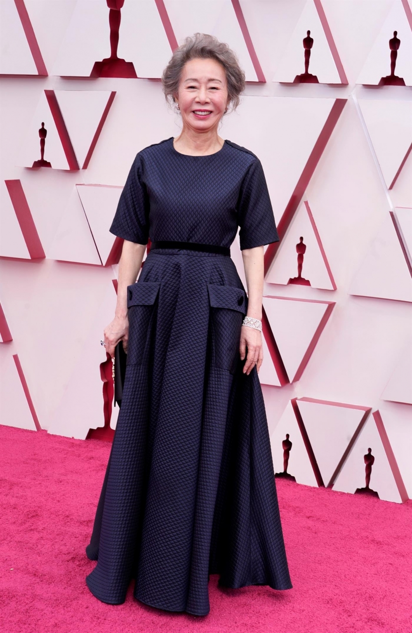 Nữ diễn viên phụ xuất sắc nhất Oscar 2021 - Youn Yuh Jung 'chuộng' sắc đen thanh lịch - Ảnh 2 Nữ diễn viên phụ xuất sắc nhất Oscar 2021 - Youn Yuh Jung 'chuộng' sắc đen thanh lịch - Ảnh 2