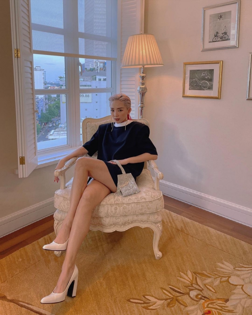 Tổng kết outfit đi chơi lễ của dàn sao Việt: Hà Hồ, Khánh Linh, Tóc Tiên 'mê mệt' túi hiệu, Kỳ Duyên khác lạ nhưng thời thượng miễn bàn - Ảnh 2 Tổng kết outfit đi chơi lễ của dàn sao Việt: Hà Hồ, Khánh Linh, Tóc Tiên 'mê mệt' túi hiệu, Kỳ Duyên khác lạ nhưng thời thượng miễn bàn - Ảnh 2