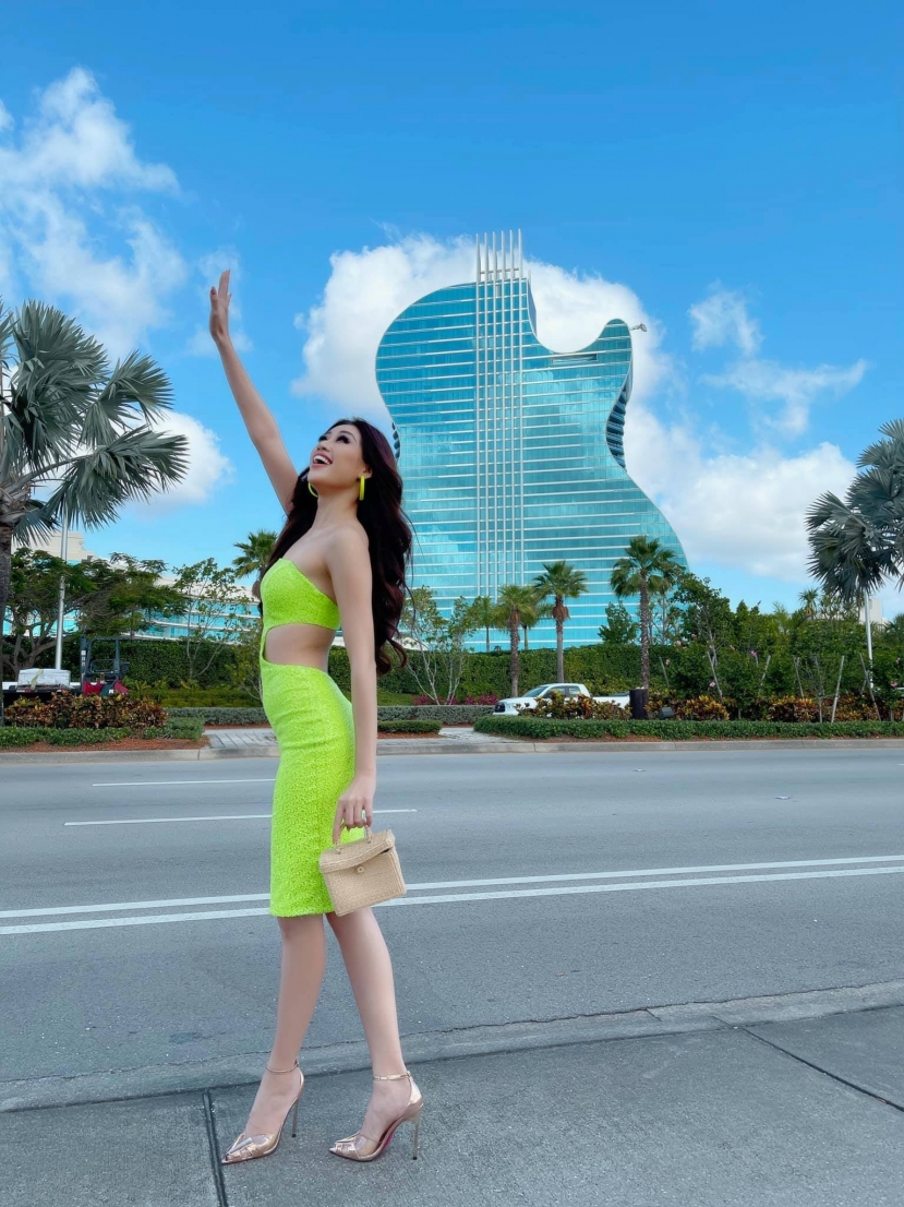 Khánh Vân diện váy xanh neon, khoe sắc vóc xứng tầm chiến binh 'cứng' của Miss Miss Universe 2020 - Ảnh 2 Khánh Vân diện váy xanh neon, khoe sắc vóc xứng tầm chiến binh 'cứng' của Miss Miss Universe 2020 - Ảnh 2