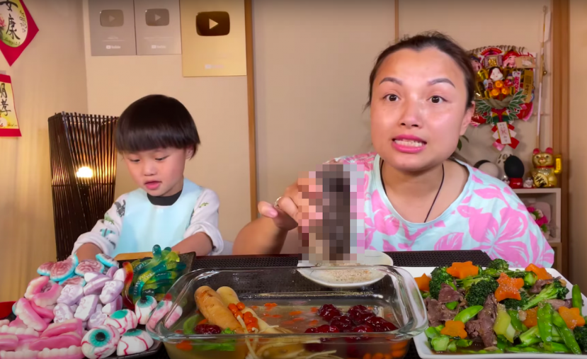 Vlog ăn chân gấu gây nhiều tranh cãi của Quỳnh Trần JP Vlog ăn chân gấu gây nhiều tranh cãi của Quỳnh Trần JP