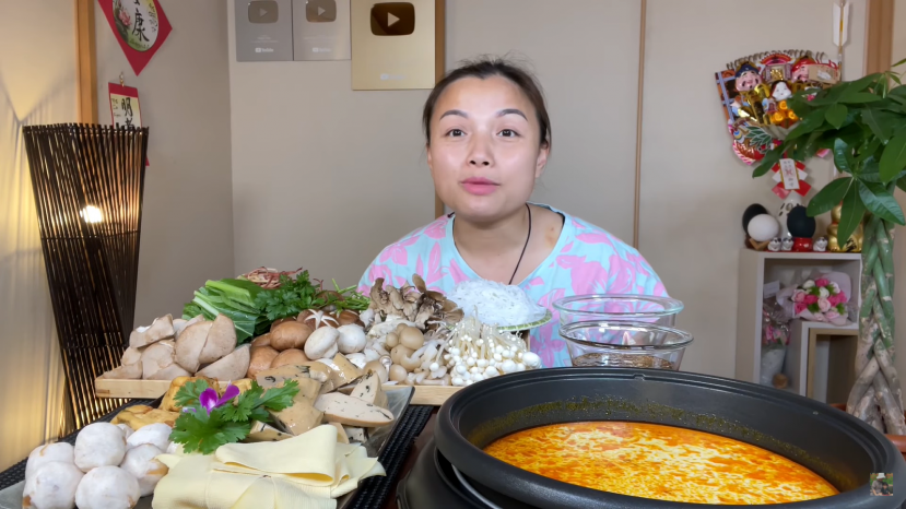 Hành động xứng đáng nhận điểm 10 của Quỳnh Trần JP sau vlog ăn chân gấu phản cảm - Ảnh 1 Hành động xứng đáng nhận điểm 10 của Quỳnh Trần JP sau vlog ăn chân gấu phản cảm - Ảnh 1