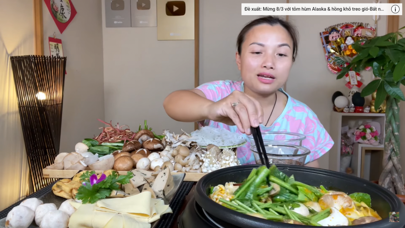 Hành động xứng đáng nhận điểm 10 của Quỳnh Trần JP sau vlog ăn chân gấu phản cảm - Ảnh 2 Hành động xứng đáng nhận điểm 10 của Quỳnh Trần JP sau vlog ăn chân gấu phản cảm - Ảnh 2