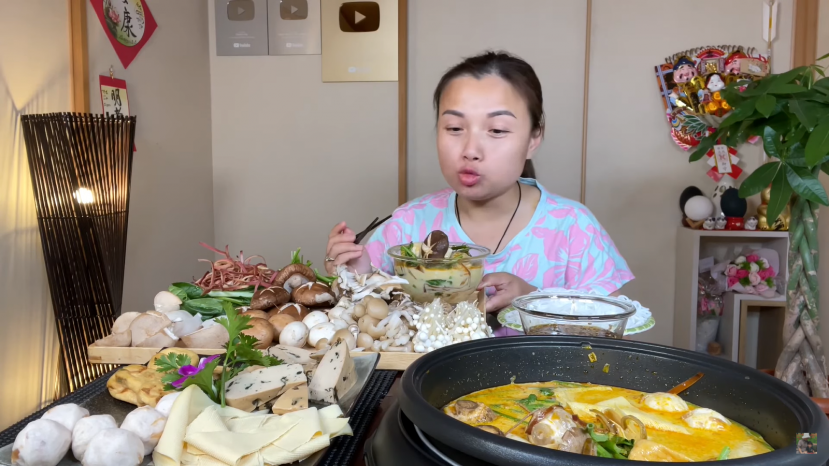 Trước đây, Quỳnh Trần cũng thường xuyên làm mới nội dung vlog của mình bằng thực đơn thuần chay Trước đây, Quỳnh Trần cũng thường xuyên làm mới nội dung vlog của mình bằng thực đơn thuần chay