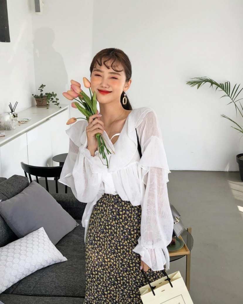 Diện áo blouse để 'dễ thở' hơn trong mùa nóng - Ảnh 6 Diện áo blouse để 'dễ thở' hơn trong mùa nóng - Ảnh 6