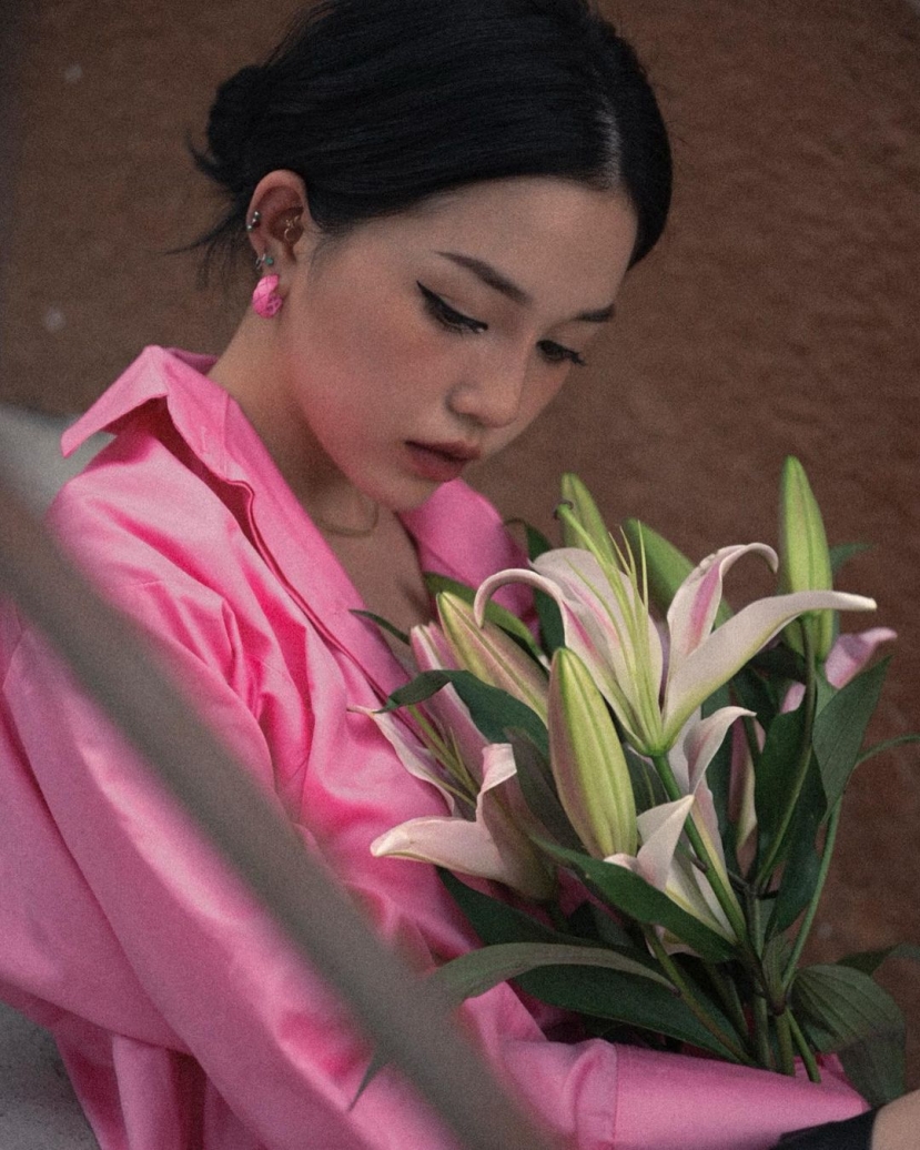 Linh Ngọc Đàm hóa 'thiếu nữ bên hoa ly' trong bộ ảnh mới, đến Xoài Non cũng phải tấm tắc khen xinh - Ảnh 4 Linh Ngọc Đàm hóa 'thiếu nữ bên hoa ly' trong bộ ảnh mới, đến Xoài Non cũng phải tấm tắc khen xinh - Ảnh 4