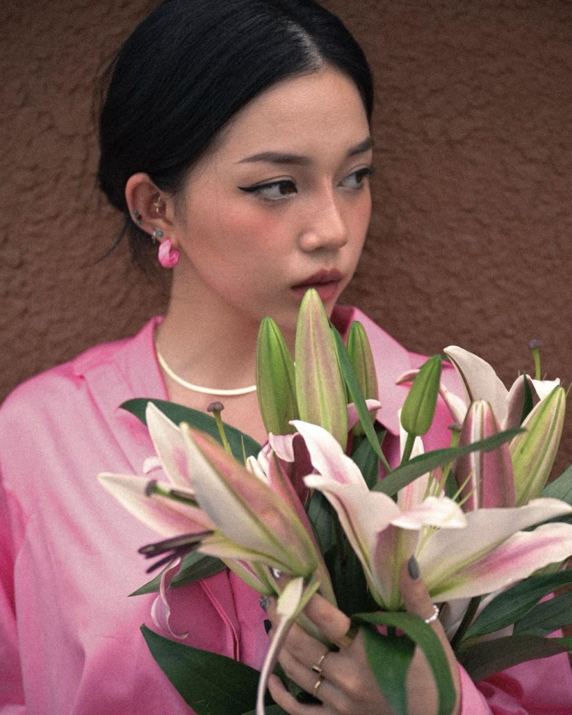 Linh Ngọc Đàm hóa 'thiếu nữ bên hoa ly' trong bộ ảnh mới, đến Xoài Non cũng phải tấm tắc khen xinh - Ảnh 3 Linh Ngọc Đàm hóa 'thiếu nữ bên hoa ly' trong bộ ảnh mới, đến Xoài Non cũng phải tấm tắc khen xinh - Ảnh 3