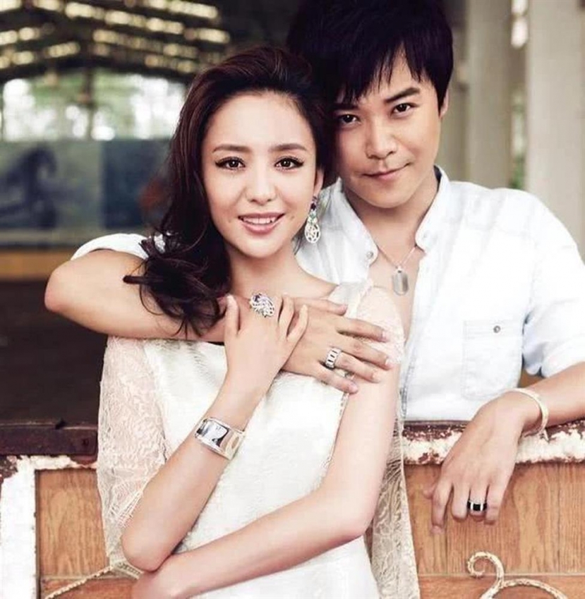 Đồng Lệ Á và Trần Tư Thành tuyên bố ly hôn vào ngày tỏ tình. Đồng Lệ Á và Trần Tư Thành tuyên bố ly hôn vào ngày tỏ tình.