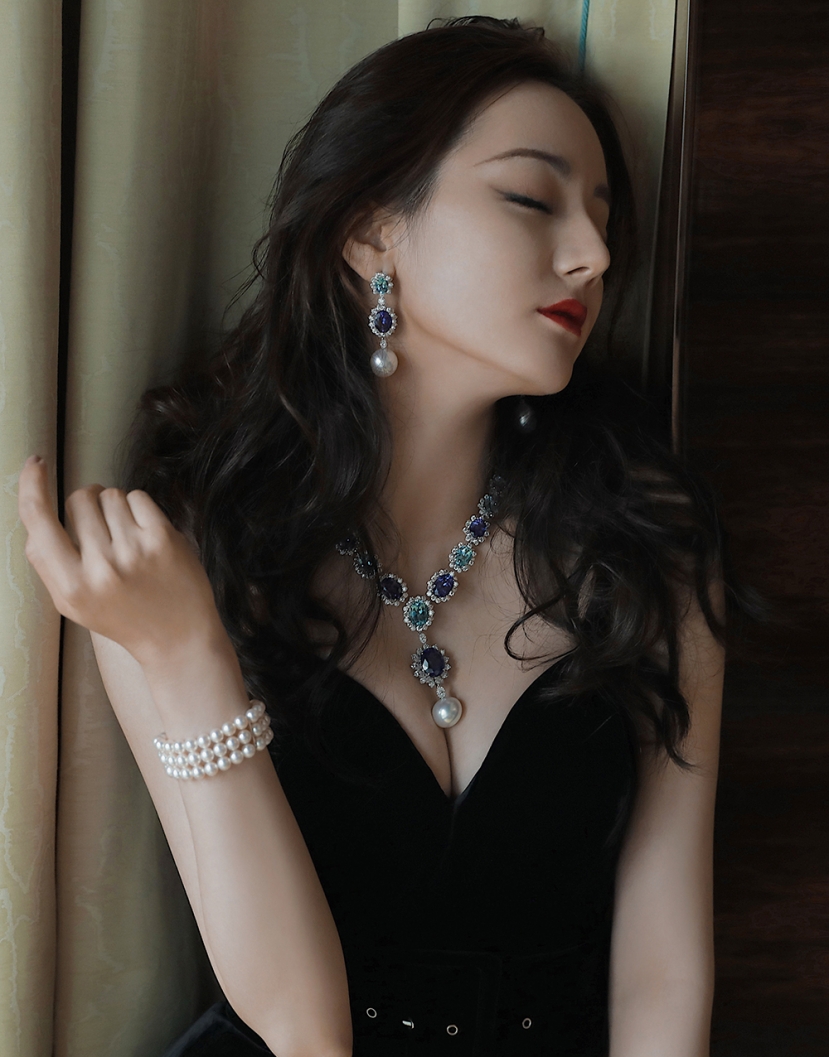 Ngắm sắc vóc đẹp như 'tạc tượng' của Địch Lệ Nhiệt Ba trong loạt thiết kế cắt xẻ - Ảnh 7 Ngắm sắc vóc đẹp như 'tạc tượng' của Địch Lệ Nhiệt Ba trong loạt thiết kế cắt xẻ - Ảnh 7