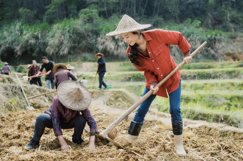 Mặc dù không “son đỏ má hồng” mỹ nhân họ Triệu vẫn vô cùng xinh đẹp, xây dựng thành công hình ảnh cô nông dân vất vả. Mặc dù không “son đỏ má hồng” mỹ nhân họ Triệu vẫn vô cùng xinh đẹp, xây dựng thành công hình ảnh cô nông dân vất vả.