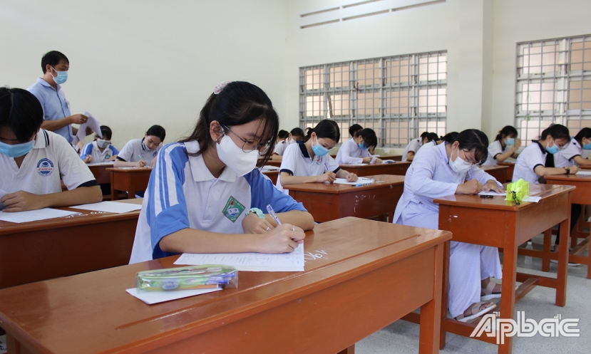 Các thí sinh nghiêm túc thực hiện bài thi, tuân thủ các nguyên tắc phòng dịch Covid-19. Ảnh: Báo điện tử Ấp Bắc. Các thí sinh nghiêm túc thực hiện bài thi, tuân thủ các nguyên tắc phòng dịch Covid-19. Ảnh: Báo điện tử Ấp Bắc.