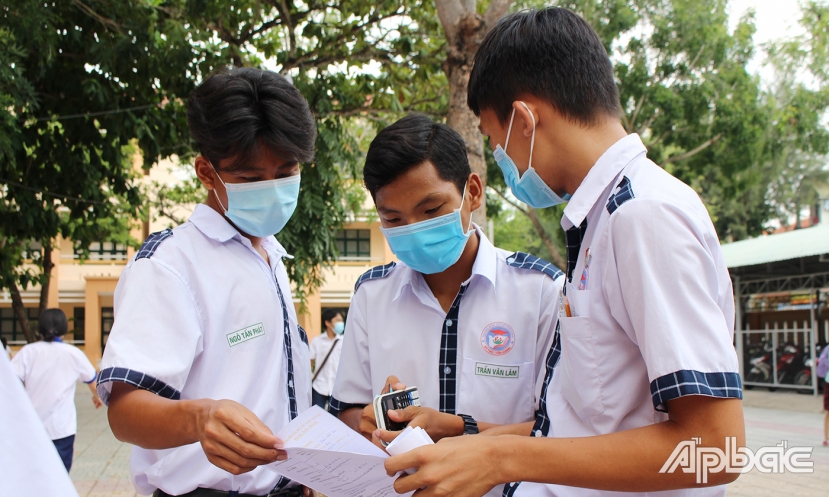 Thí sinh phấn khởi vì hoàn thành tốt bài thi. (Ảnh chụp tại Trường THCS Lê Ngọc Hân, điểm thi của Trường THPT Trần Hưng Đạo). Nguồn ảnh: Báo điện tử Ấp Bắc Thí sinh phấn khởi vì hoàn thành tốt bài thi. (Ảnh chụp tại Trường THCS Lê Ngọc Hân, điểm thi của Trường THPT Trần Hưng Đạo). Nguồn ảnh: Báo điện tử Ấp Bắc