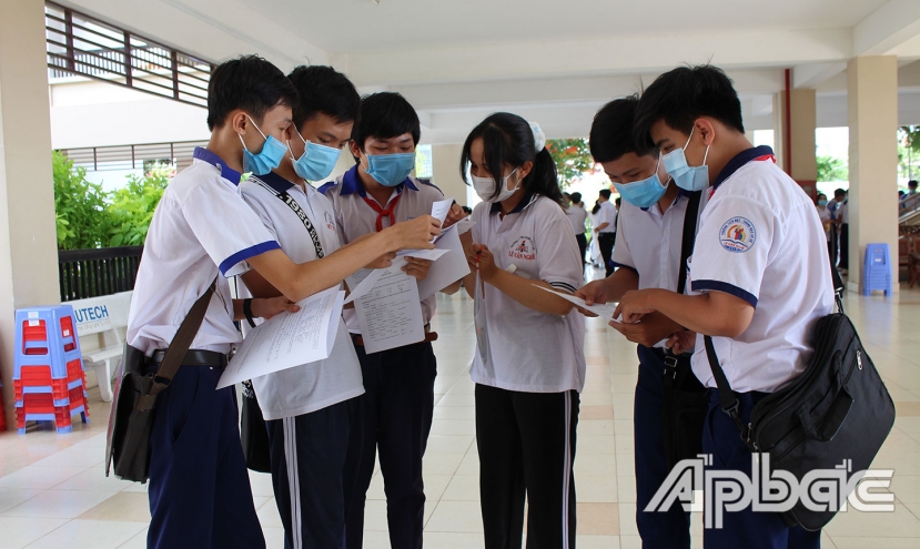 Mặt bằng điểm thi năm nay phản ánh đúng năng lực học sinh. (Ảnh chụp tại Trường THPT Chuyên Tiền Giang). Nguồn ảnh: Báo điện tử Ấp Bắc Mặt bằng điểm thi năm nay phản ánh đúng năng lực học sinh. (Ảnh chụp tại Trường THPT Chuyên Tiền Giang). Nguồn ảnh: Báo điện tử Ấp Bắc