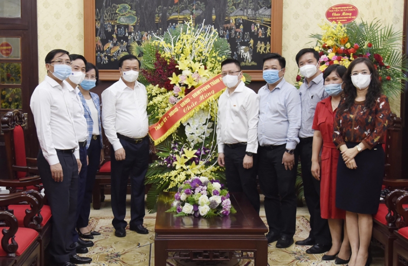 Bí thư Thành ủy Hà Nội Đinh Tiến Dũng tặng hoa, chúc mừng cán bộ, phóng viên Báo Nhân Dân nhân kỷ niệm 96 năm Ngày Báo chí cách mạng Việt Nam. Bí thư Thành ủy Hà Nội Đinh Tiến Dũng tặng hoa, chúc mừng cán bộ, phóng viên Báo Nhân Dân nhân kỷ niệm 96 năm Ngày Báo chí cách mạng Việt Nam.