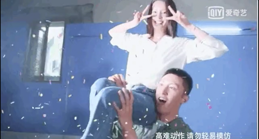 Phô diễn kỹ năng nhấc mỹ nhân bằng một tay nhưng Hoàng Cảnh Du và Trương Triết Hạn mỗi người một số phận - Ảnh 1 Phô diễn kỹ năng nhấc mỹ nhân bằng một tay nhưng Hoàng Cảnh Du và Trương Triết Hạn mỗi người một số phận - Ảnh 1