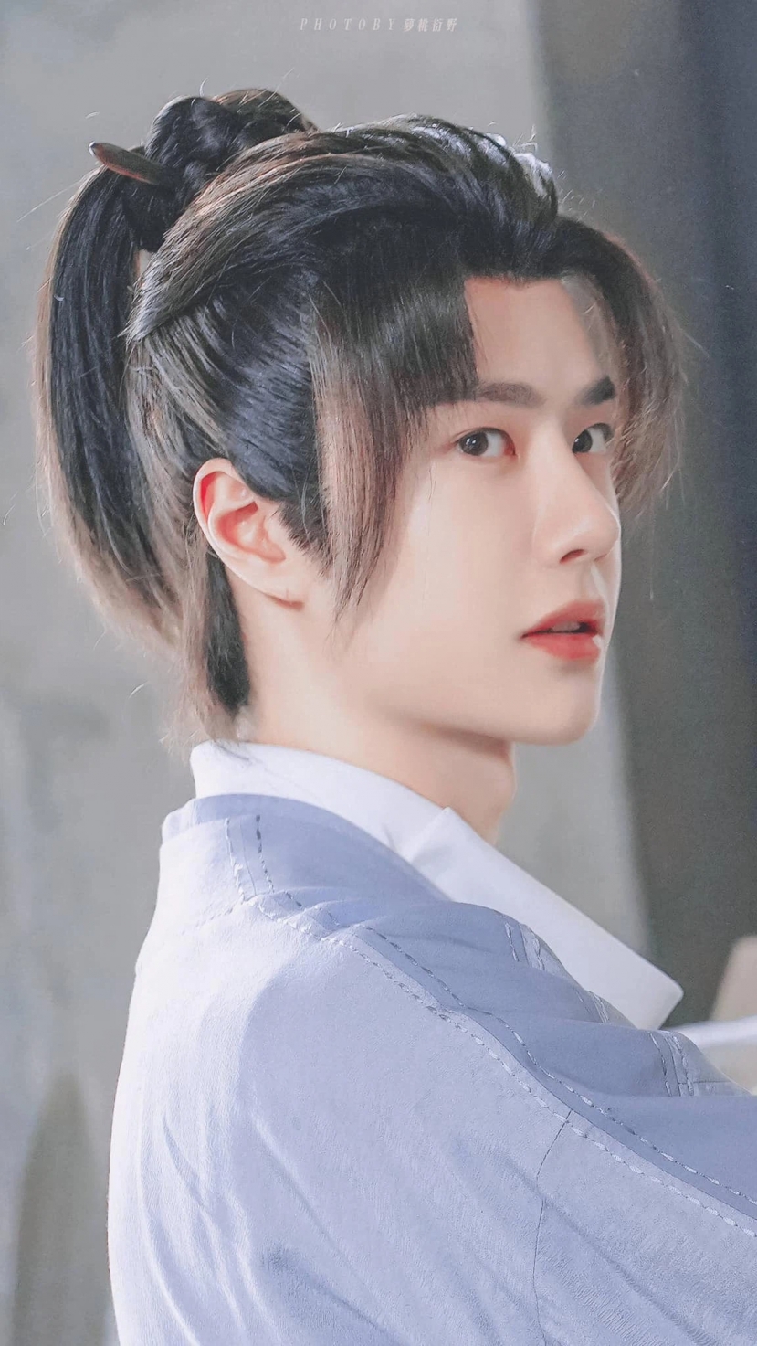 Tạo hình của Nhất Bác ở phim trường Hữu Phỉ bị đào lại, visual thế nào mà khiến staff và fan 'cắn' nhau - Ảnh 7 Tạo hình của Nhất Bác ở phim trường Hữu Phỉ bị đào lại, visual thế nào mà khiến staff và fan 'cắn' nhau - Ảnh 7