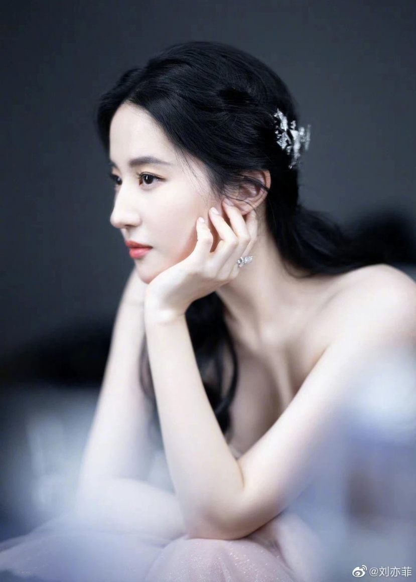 Những mỹ nhân sở hữu góc nghiêng cực phẩm nhất Cbiz: Lệ Dĩnh, Diệc Phi 'hơn thua' với Dương Mịch - Ảnh 8 Những mỹ nhân sở hữu góc nghiêng cực phẩm nhất Cbiz: Lệ Dĩnh, Diệc Phi 'hơn thua' với Dương Mịch - Ảnh 8