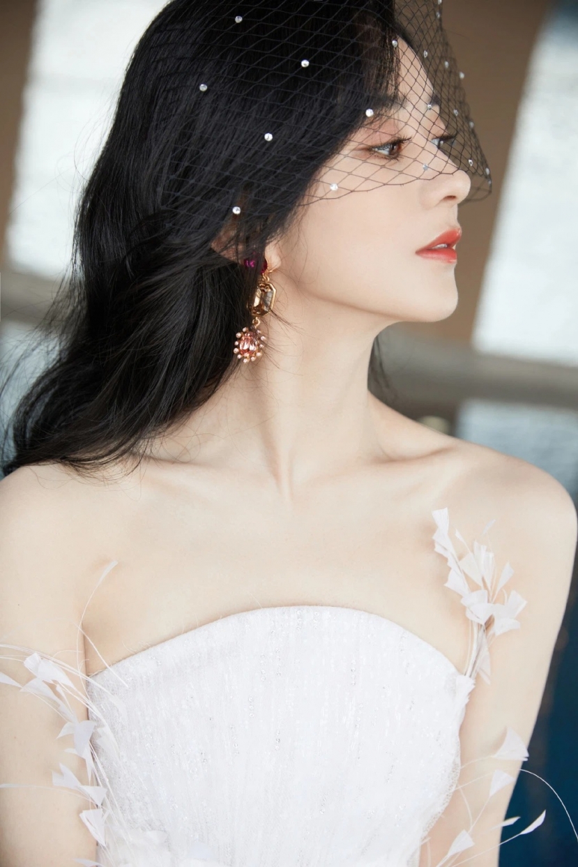 Những mỹ nhân sở hữu góc nghiêng cực phẩm nhất Cbiz: Lệ Dĩnh, Diệc Phi 'hơn thua' với Dương Mịch - Ảnh 5 Những mỹ nhân sở hữu góc nghiêng cực phẩm nhất Cbiz: Lệ Dĩnh, Diệc Phi 'hơn thua' với Dương Mịch - Ảnh 5