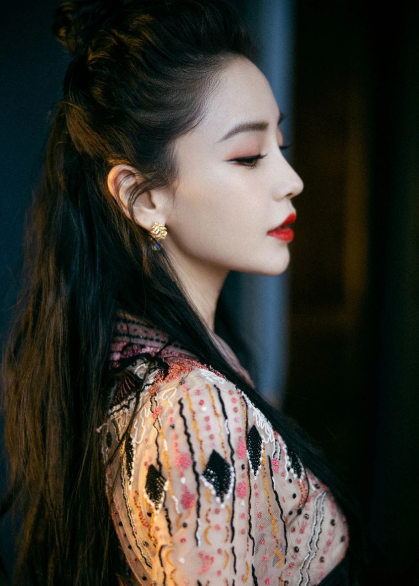 Những mỹ nhân sở hữu góc nghiêng cực phẩm nhất Cbiz: Lệ Dĩnh, Diệc Phi 'hơn thua' với Dương Mịch - Ảnh 2 Những mỹ nhân sở hữu góc nghiêng cực phẩm nhất Cbiz: Lệ Dĩnh, Diệc Phi 'hơn thua' với Dương Mịch - Ảnh 2