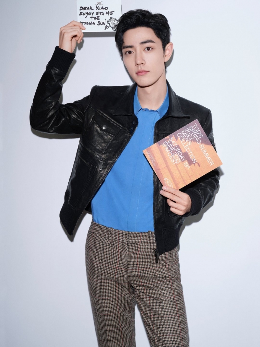 Tiêu Chiến chuẩn 'idol nhà người ta', ân cần đọc thư của fan ngay tại sân bay - Ảnh 7 Tiêu Chiến chuẩn 'idol nhà người ta', ân cần đọc thư của fan ngay tại sân bay - Ảnh 7