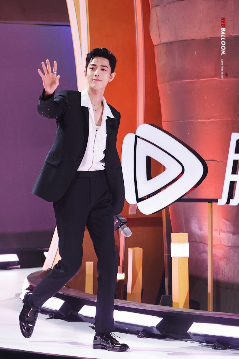 Tiêu Chiến chuẩn 'idol nhà người ta', ân cần đọc thư của fan ngay tại sân bay - Ảnh 4 Tiêu Chiến chuẩn 'idol nhà người ta', ân cần đọc thư của fan ngay tại sân bay - Ảnh 4