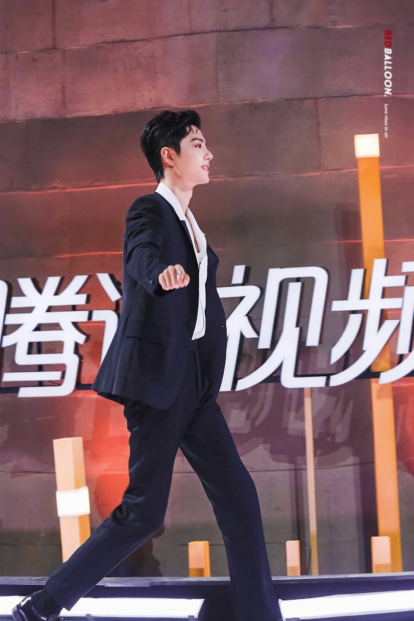 Tiêu Chiến chuẩn 'idol nhà người ta', ân cần đọc thư của fan ngay tại sân bay - Ảnh 2 Tiêu Chiến chuẩn 'idol nhà người ta', ân cần đọc thư của fan ngay tại sân bay - Ảnh 2