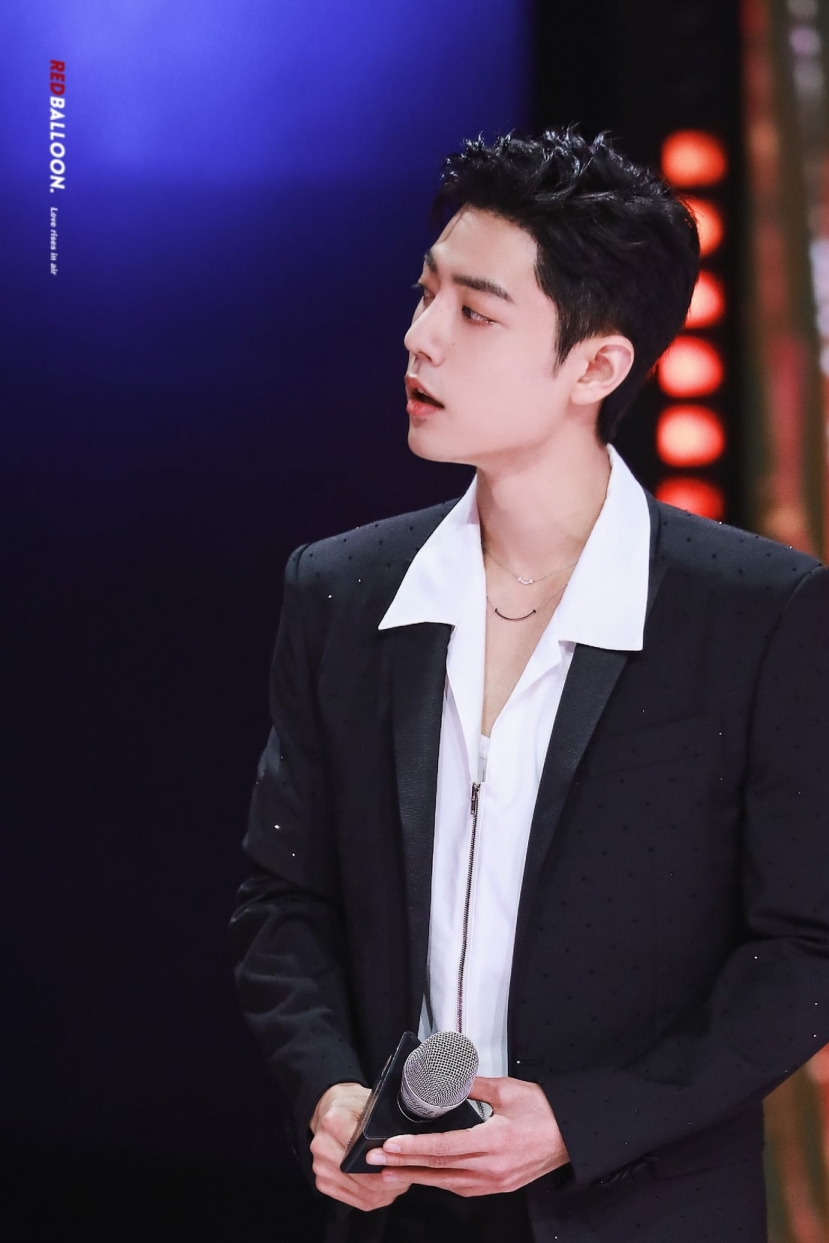 Tiêu Chiến chuẩn 'idol nhà người ta', ân cần đọc thư của fan ngay tại sân bay - Ảnh 1 Tiêu Chiến chuẩn 'idol nhà người ta', ân cần đọc thư của fan ngay tại sân bay - Ảnh 1