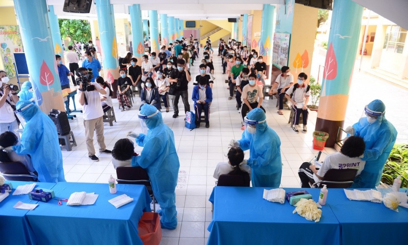 Thí sinh tại TP Hồ Chí Minh xét nghiệm Covid-19 trước khi bước vào kỳ thi THPT Quốc gia 2021. Ảnh: Tuổi Trẻ Thí sinh tại TP Hồ Chí Minh xét nghiệm Covid-19 trước khi bước vào kỳ thi THPT Quốc gia 2021. Ảnh: Tuổi Trẻ