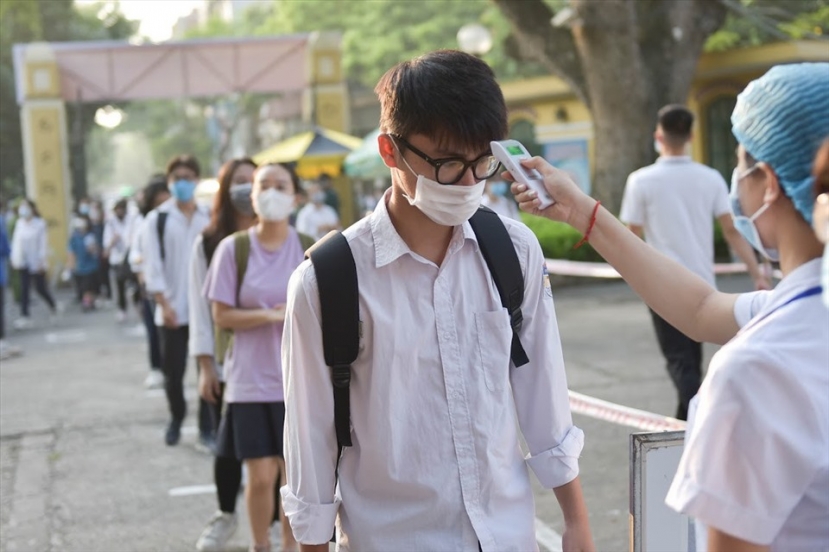 Thí sinh dự kỳ thi THPT quốc gia 2021 phải đo thân nhiệt trước khi vào thi để đảm bảo an toàn. Ảnh: Lao động Thí sinh dự kỳ thi THPT quốc gia 2021 phải đo thân nhiệt trước khi vào thi để đảm bảo an toàn. Ảnh: Lao động