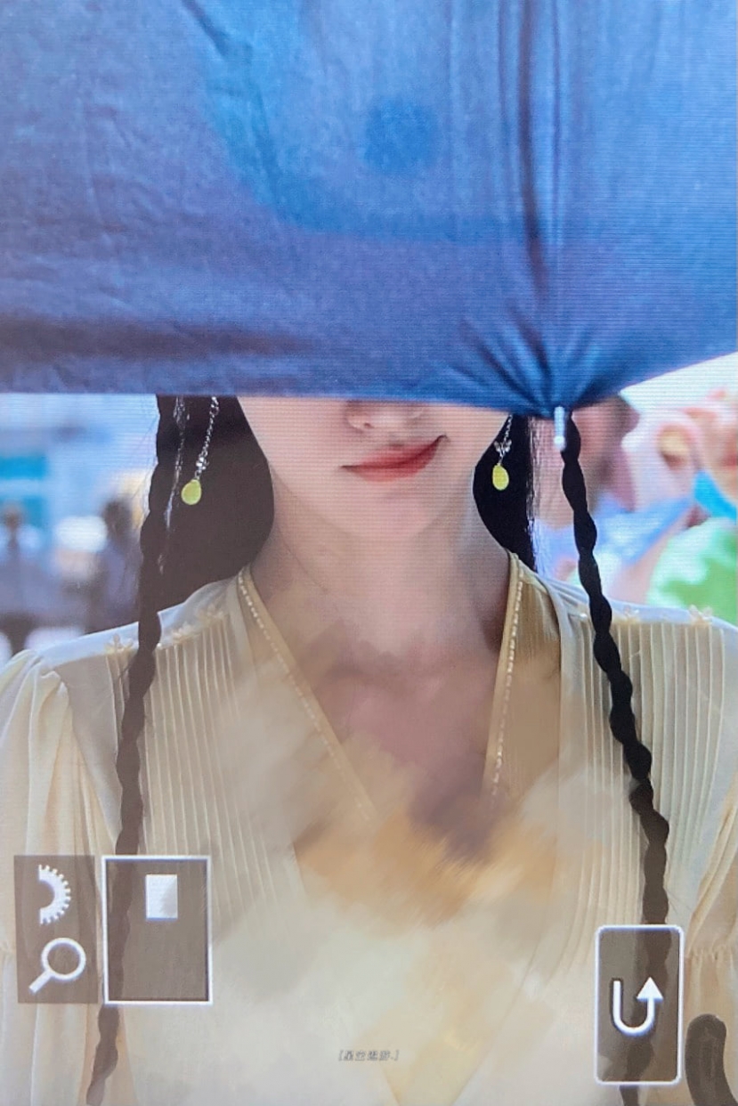Cúc Tịnh Y tập làm 'yang hồ' ở hậu trường Hoa Nhung, nhưng kiểu tóc 'cute hạt me' có phản chủ quá không? - Ảnh 2 Cúc Tịnh Y tập làm 'yang hồ' ở hậu trường Hoa Nhung, nhưng kiểu tóc 'cute hạt me' có phản chủ quá không? - Ảnh 2