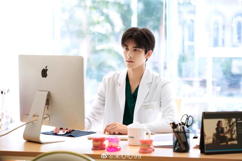Những tạo hình bác sĩ 'mlem' nhất màn ảnh Hoa ngữ, xem xong fangirl chỉ muốn 'bỏ nhà' đến bệnh viện ở - Ảnh 6 Những tạo hình bác sĩ 'mlem' nhất màn ảnh Hoa ngữ, xem xong fangirl chỉ muốn 'bỏ nhà' đến bệnh viện ở - Ảnh 6