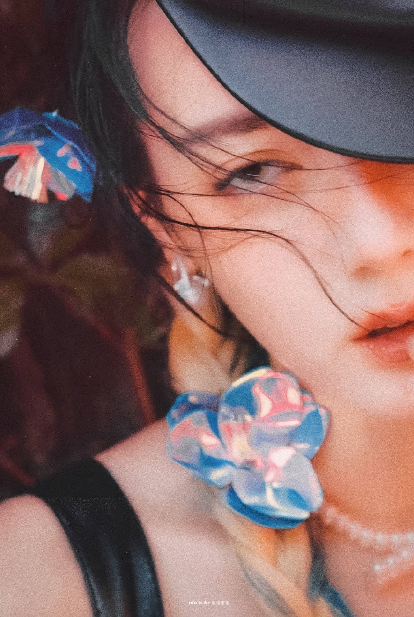 Địch Lệ Nhiệt Ba chuẩn 'tắc kè hoa', chán bad girl nay hóa 'nàng thơ trong tranh' vẫn xinh tươi mơn mởn Địch Lệ Nhiệt Ba chuẩn 'tắc kè hoa', chán bad girl nay hóa 'nàng thơ trong tranh' vẫn xinh tươi mơn mởn