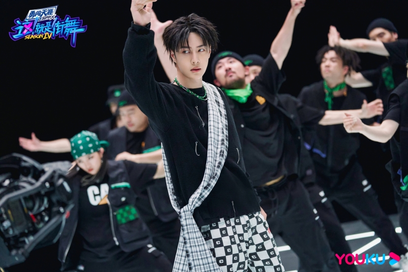 Loạt ảnh siêu 'mlem' của 'báo đen' Vương Nhất Bác tại Street Dance of China 4 - Ảnh 1 Loạt ảnh siêu 'mlem' của 'báo đen' Vương Nhất Bác tại Street Dance of China 4 - Ảnh 1