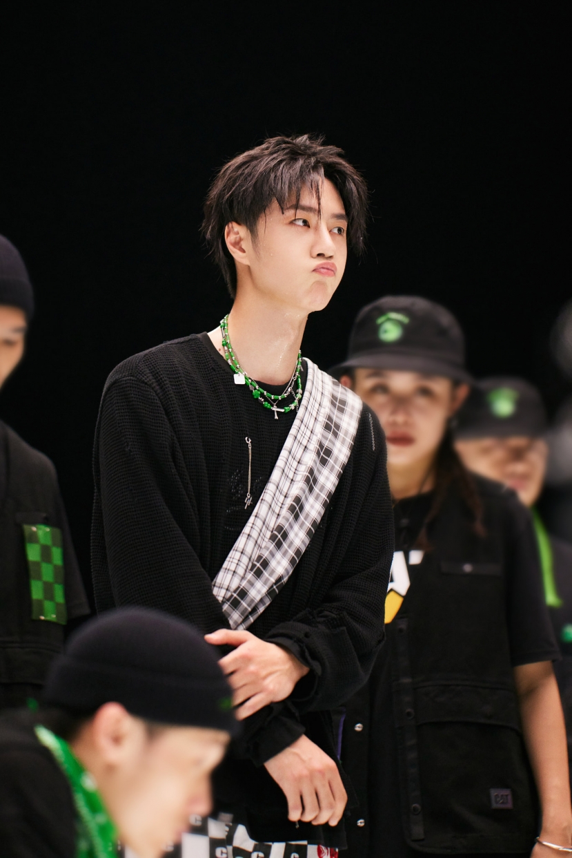 Loạt ảnh siêu 'mlem' của 'báo đen' Vương Nhất Bác tại Street Dance of China 4 - Ảnh 2 Loạt ảnh siêu 'mlem' của 'báo đen' Vương Nhất Bác tại Street Dance of China 4 - Ảnh 2